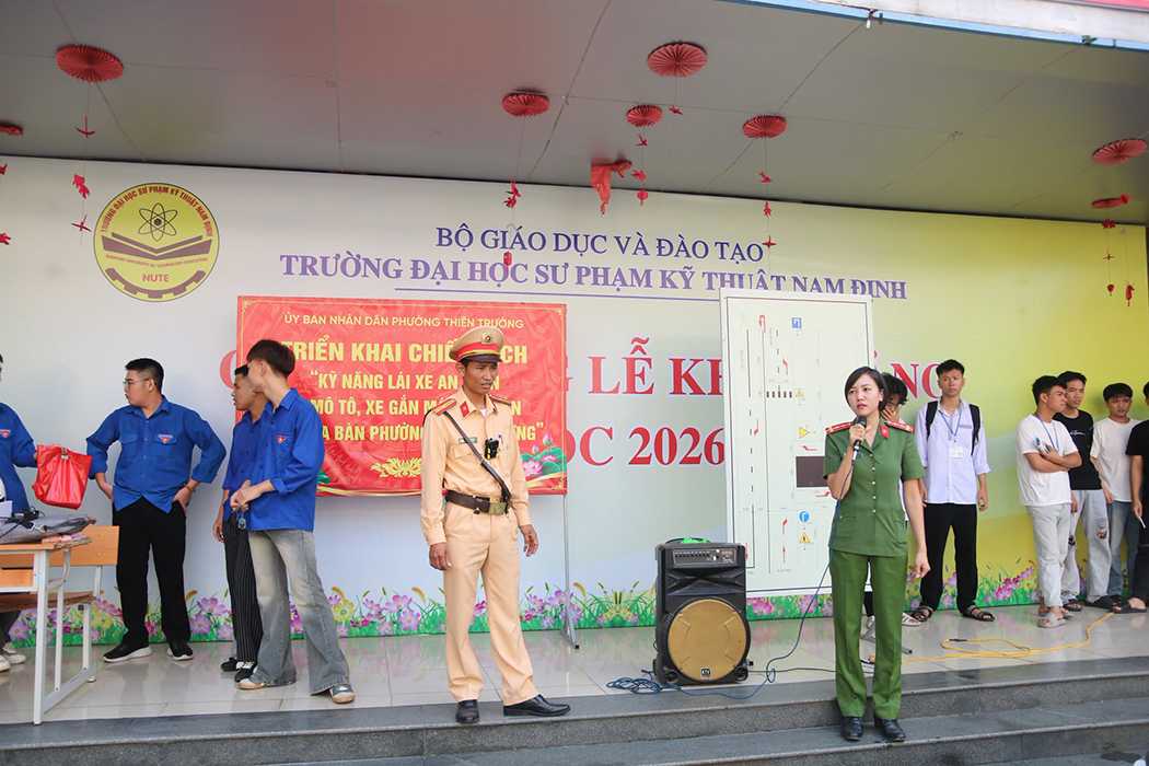 Cán bộ Công an phường Thiên Trường hướng dẫn sinh viên kỹ năng điều khiển xe mô tô, xe gắn máy an toàn tại sân trường.