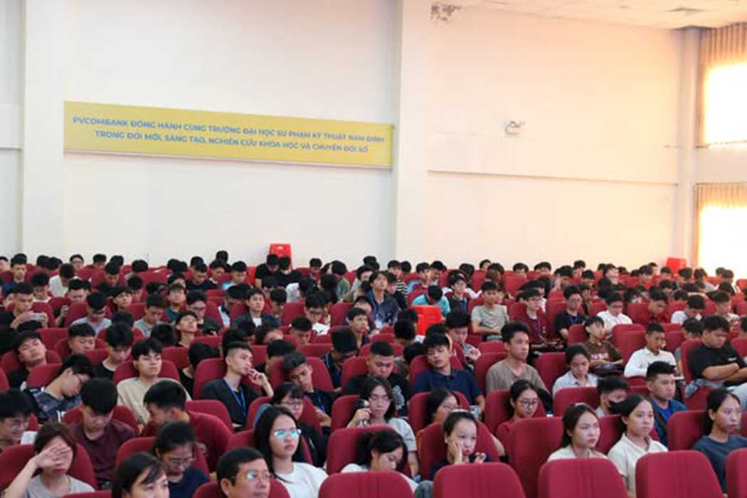 Sinh viên K21 chăm chú lắng nghe, trao đổi và tiếp nhận các kiến thức, kỹ năng thiết thực trong môi trường số