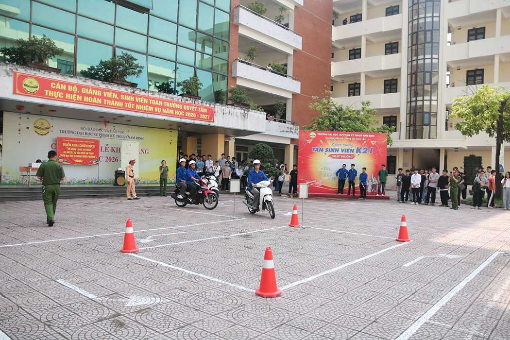 Sinh viên K21 thực hành các kỹ năng lái xe an toàn và xử lý tình huống thường gặp khi tham gia giao thông.