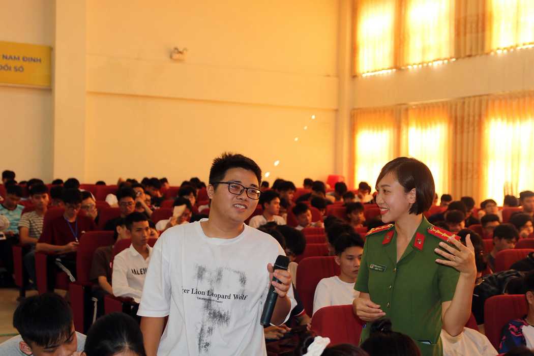 Sinh viên K21 chăm chú lắng nghe, trao đổi và tiếp nhận các kiến thức, kỹ năng thiết thực trong môi trường số