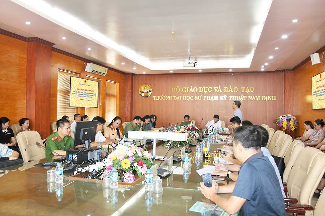 Đoàn công tác liên ngành làm việc về công tác an ninh, trật tự tại Trường Đại học Sư phạm Kỹ thuật Nam Định