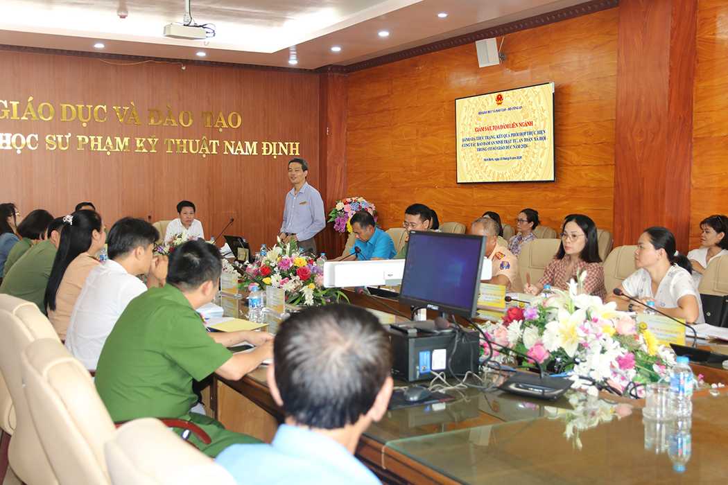 Đồng chí Nguyễn Lương Kiên – Trưởng phòng Công tác sinh viên, Đại diện nhà trường báo cáo kết quả triển khai công tác bảo đảm an ninh, trật tự và phòng, chống vi phạm pháp luật trong Nhà trường.