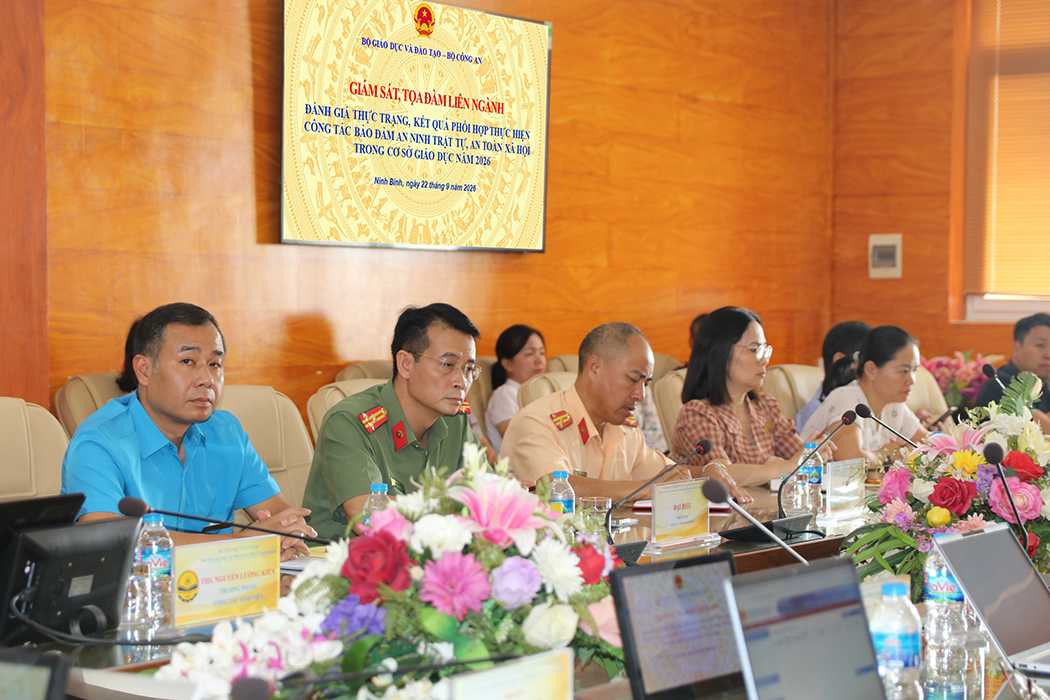  Đại diện Đoàn công tác liên ngành, Công an tỉnh Ninh Bình và lãnh đạo, cán bộ, giảng viên Trường Đại học Sư phạm Kỹ thuật Nam Định tham dự buổi làm việc.