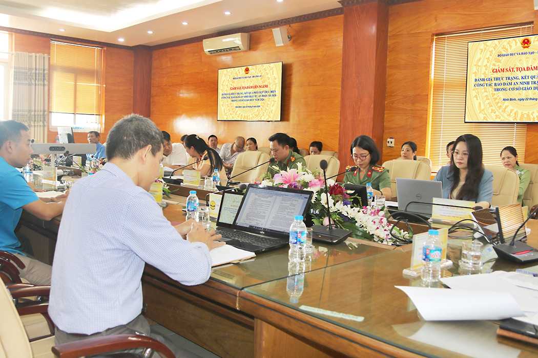  Đại diện Đoàn công tác liên ngành, Công an tỉnh Ninh Bình và lãnh đạo, cán bộ, giảng viên Trường Đại học Sư phạm Kỹ thuật Nam Định tham dự buổi làm việc.