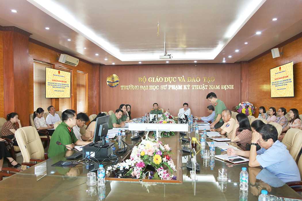Đại diện Đoàn công tác, lãnh đạo Nhà trường và các đơn vị thống nhất phối hợp thực hiện các nhiệm vụ nhằm tiếp tục xây dựng môi trường giáo dục an toàn, lành mạnh.