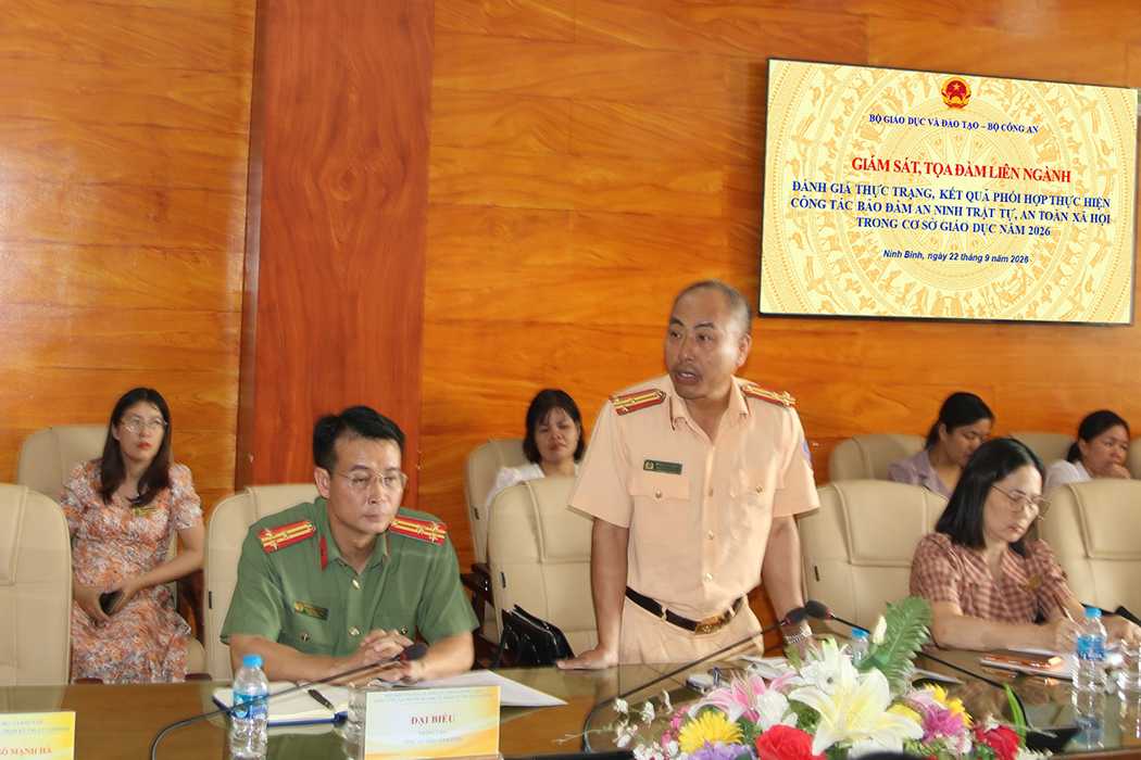 Các đại biểu trao đổi, thảo luận về công tác quản lý, hỗ trợ sinh viên và phối hợp bảo đảm an ninh, trật tự trong và ngoài Nhà trường