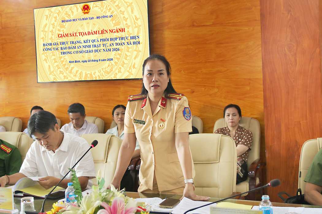 Các đại biểu trao đổi, thảo luận về công tác quản lý, hỗ trợ sinh viên và phối hợp bảo đảm an ninh, trật tự trong và ngoài Nhà trường