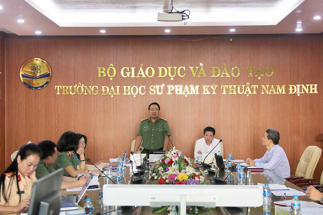 Thượng tá Lê Xuân Sơn, Phó Trưởng phòng Phòng Tham mưu tổng hợp, Văn phòng Bộ Công an (Phó trưởng đoàn công tác) phát biểu chỉ đạo