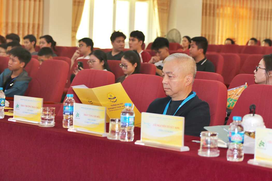 Các đại biểu, giảng viên và sinh viên Trường Đại học Sư phạm Kỹ thuật Nam Định tham dự chương trình