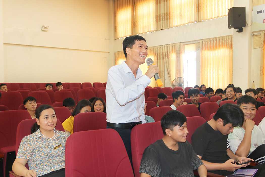 TS. Vũ Ngọc Tuấn - Giảng viên khoa Điện - Điện tử thảo luận tại chương trình