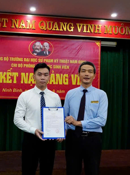 Đ/c Nguyễn Lương Kiên - Bí thư Chi bộ Công tác sinh viên trao Quyết định kết nạp Đảng cho đồng chí Mai Văn Thắng