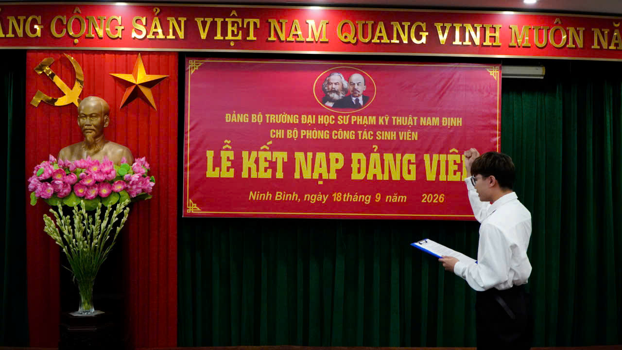 Đảng viên mới Mai Mạnh Đăng tuyên thệ
