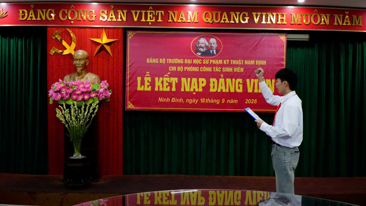 Đảng viên mới Trịnh Đình Tú tuyên thệ