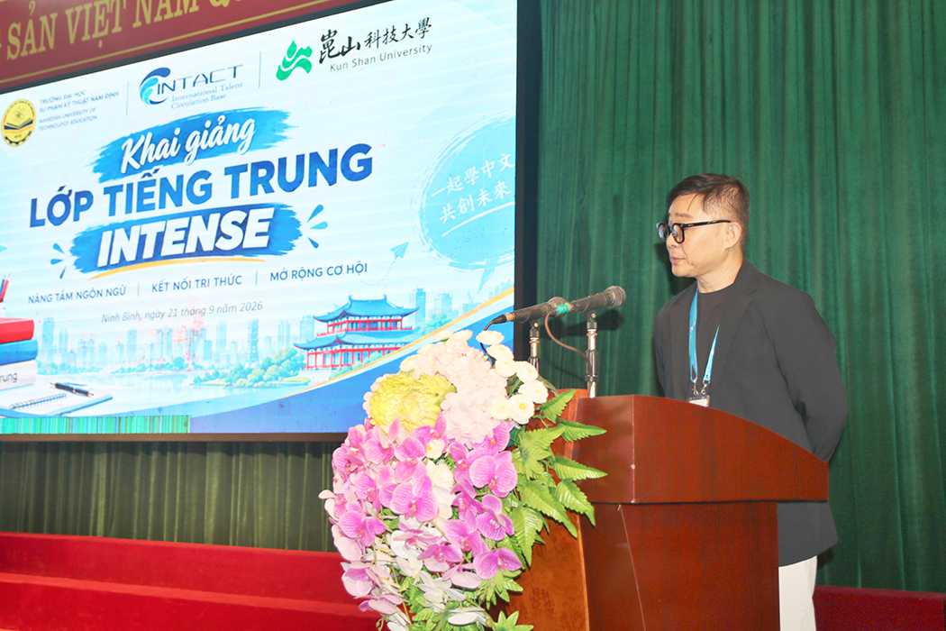 Thầy Phùng Khởi Hồng - Viện trưởng Viện Quản lý Đời sống thông minh - Đại học KHKT Côn Sơn phát biểu tại chương trình khai giảng