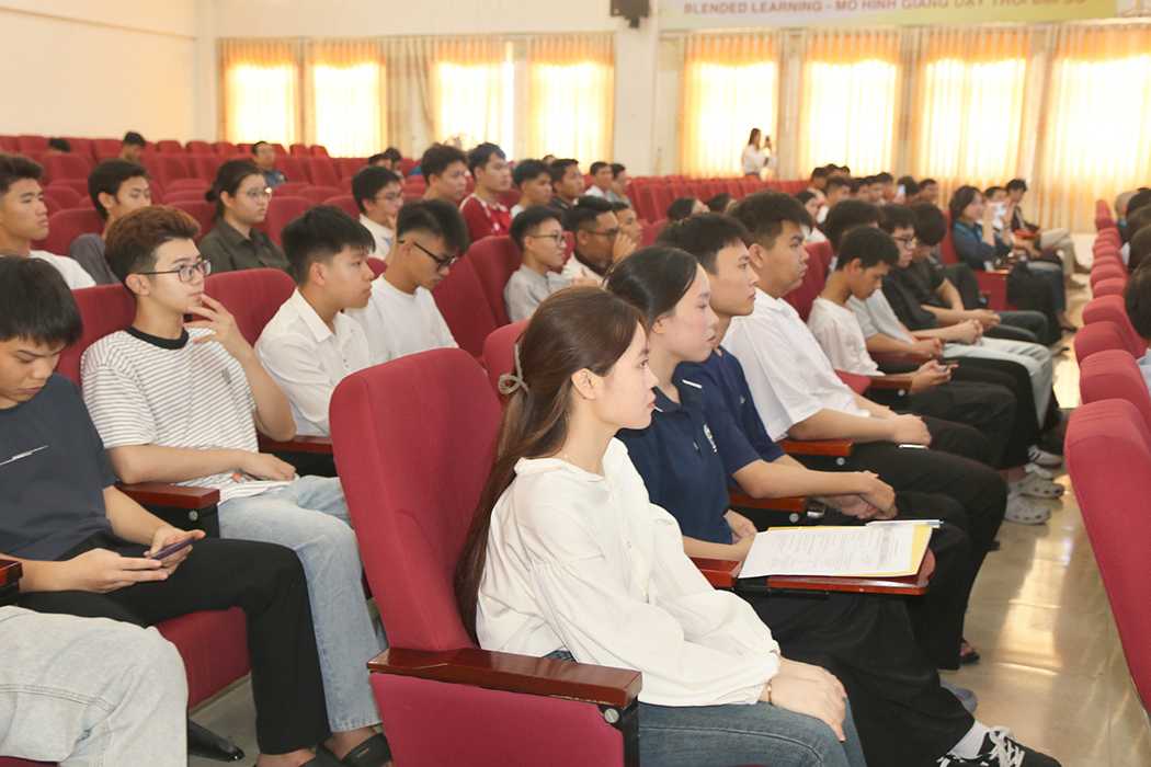 Học viên dự chương trình khai giảng