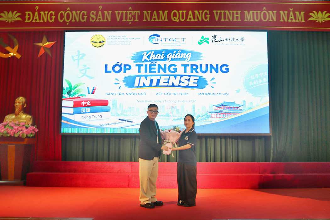 Đại diện học viên trao hoa và chụp ảnh lưu niệm cùng thầy Phùng Khởi Hồng - Viện trưởng Viện Quản lý Đời sống thông minh - Đại học KHKT Côn Sơn