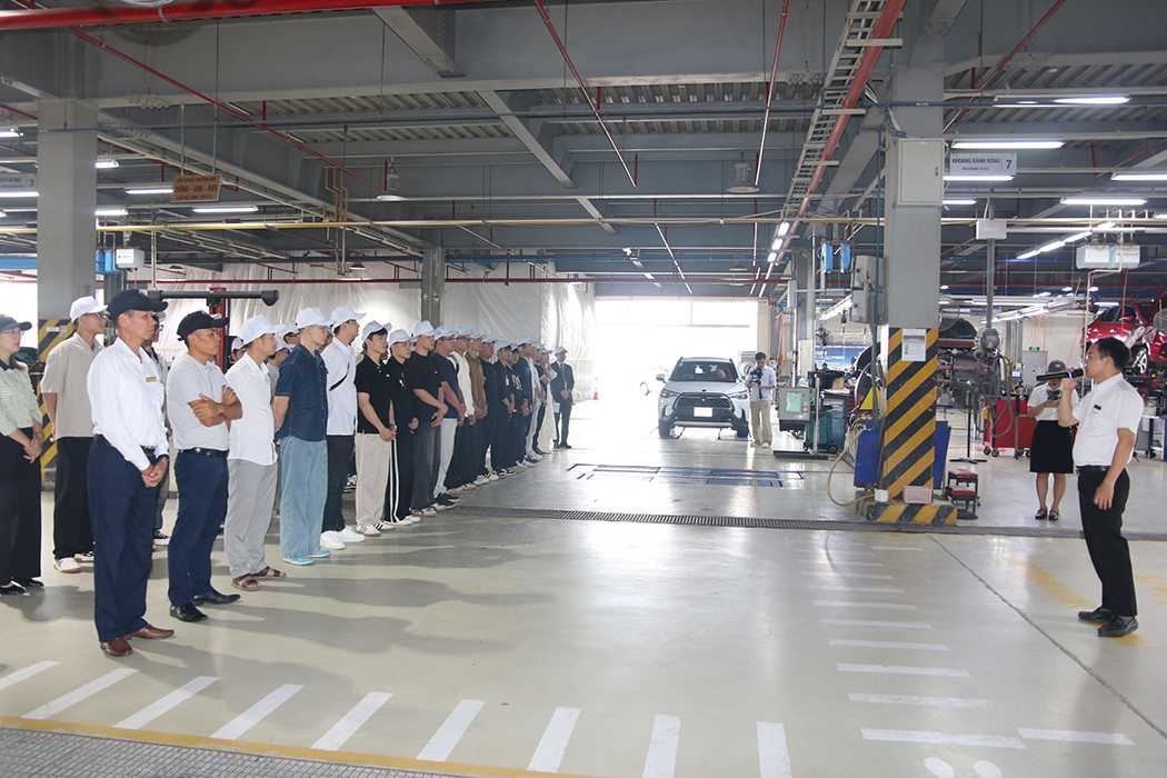Giảng viên, sinh viên nghe hướng dẫn, quy định trước khi tham quan tại Toyota Nankai Vĩnh Phúc