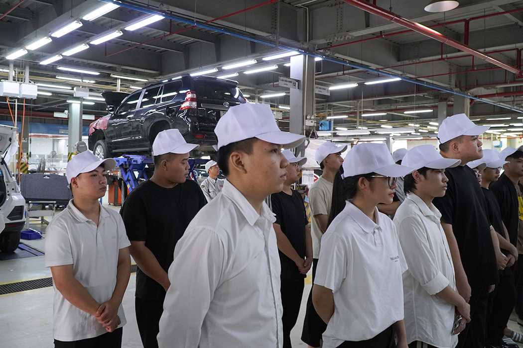 Giảng viên, sinh viên tham quan khu vực xưởng sửa chữa, bảo dưỡng ô tô