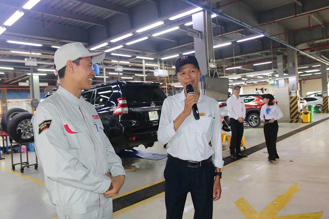 TS. Nguyễn Hồng Thanh – Phó Trưởng Khoa Cơ khí Nhà trường trao đổi với cán bộ, kỹ thuật viên Toyota Nankai Vĩnh Phúc