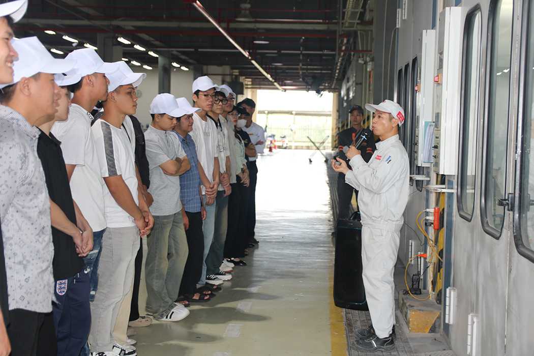 Sinh viên Nhà trường trao đổi với cán bộ, kỹ thuật viên Toyota Nankai Vĩnh Phúc