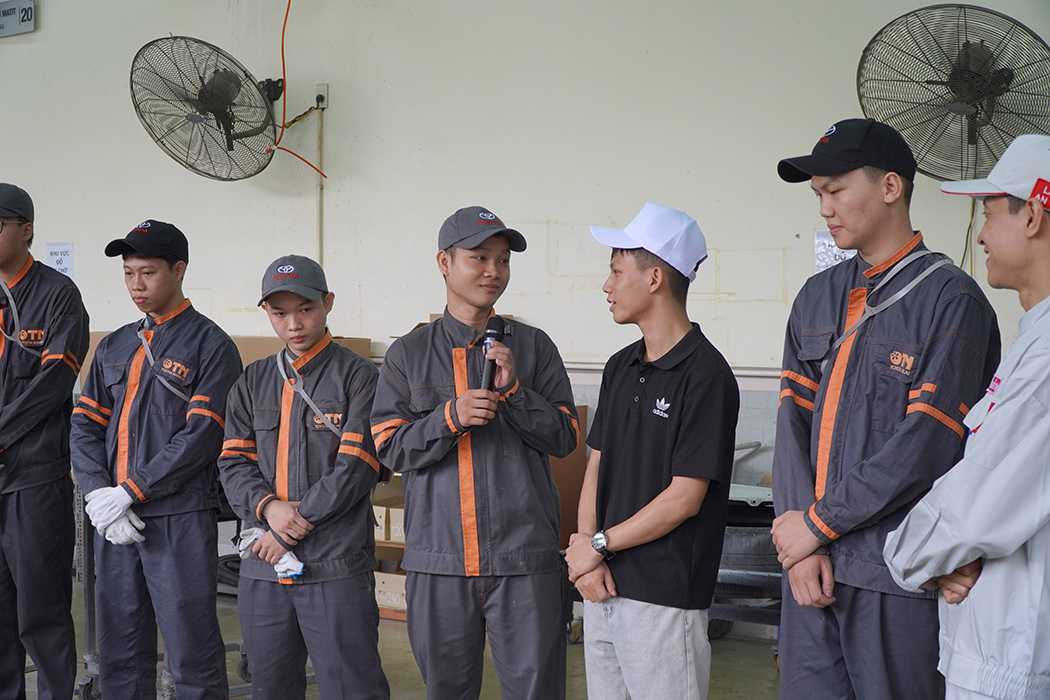 Sinh viên Nhà trường trao đổi với cán bộ, kỹ thuật viên Toyota Nankai Vĩnh Phúc