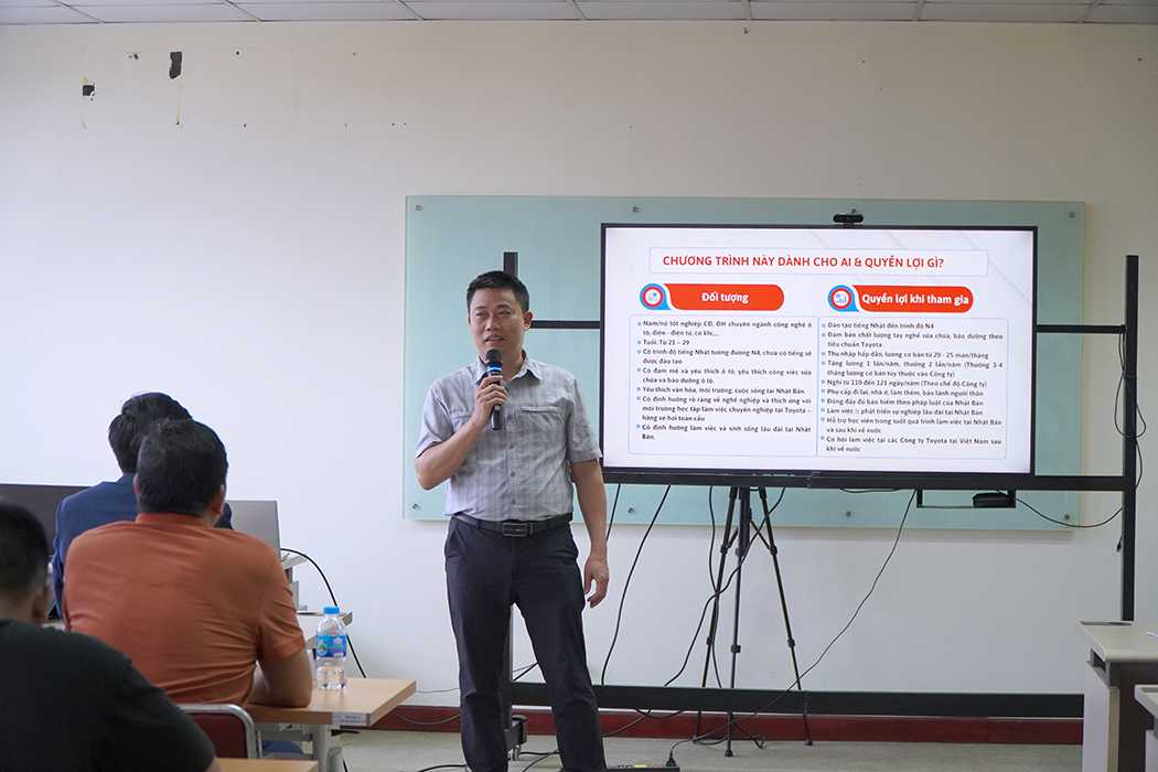 TS. Vũ Văn Ba – Trưởng Khoa Cơ khí Nhà trường phát biểu tại Hội thảo