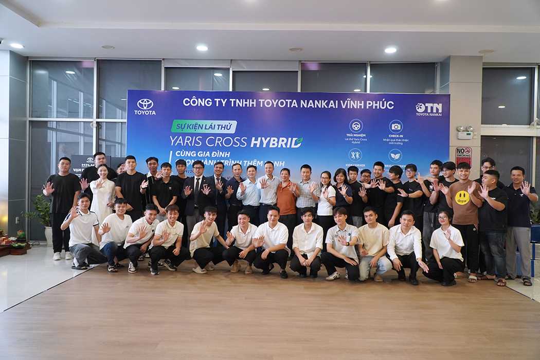 Đoàn giảng viên, sinh viên chụp ảnh lưu niệm cùng đại diện Toyota Nankai Vĩnh Phúc